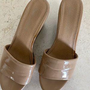 Splendid tan patent leather slide wedges